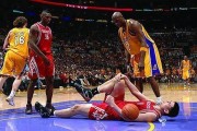 抖音短视频：13年总决赛邓肯拍地板：谁能给我传一张2013NBA总决赛抢七最后邓肯怒拍地板的图片